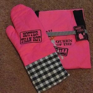 Factory sealed. Queen of the Grill. Apron and Mitt set
